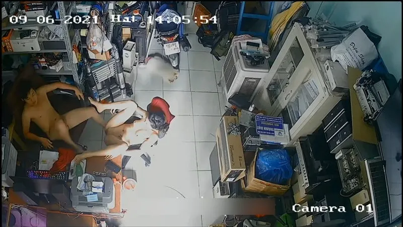 Người vợ chồng yêu nắc nhau trong của củ khoải máy tính