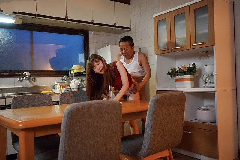 Hạt giống nhỏ bị người chồng mới của mẹ làm tình mỗi ngày, cho dù đã có người yêu