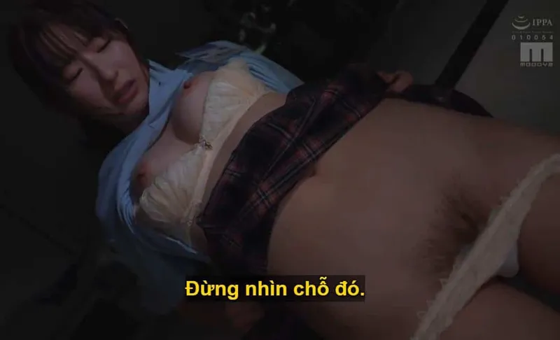 Ông chủ mưu đồ quan hệ với cô nhân viên kiêu kỳ lười nhác, suốt ngày chỉ chăm chăm chat chit cùng người yêu.